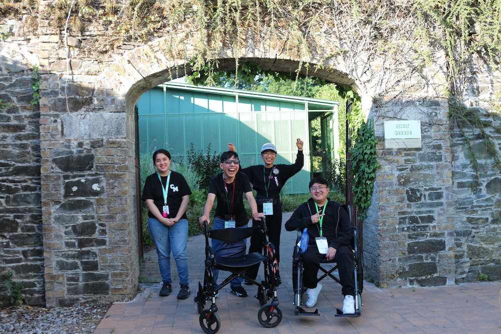 Miembros del capítulo KIDS Mexico City visitan Barretstown, Irlanda, durante actividades recreativas de la Cumbre iCAN 2026, algunos utilizando andaderas y silla de ruedas.